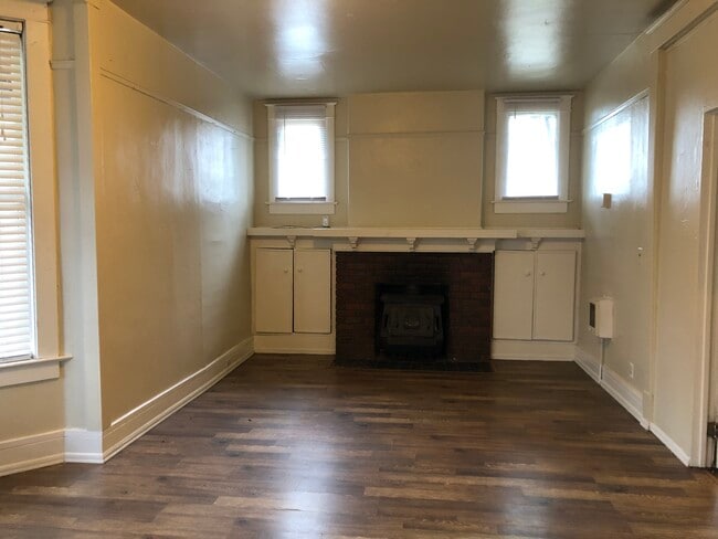 Photo - 400 NE Oak St