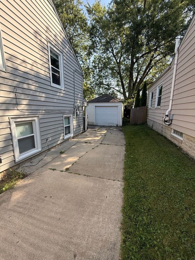 Photo - Charming 3-Bedroom Home in Whitefish Bay -...