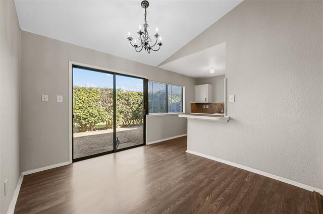 Photo - 539 English Oak St