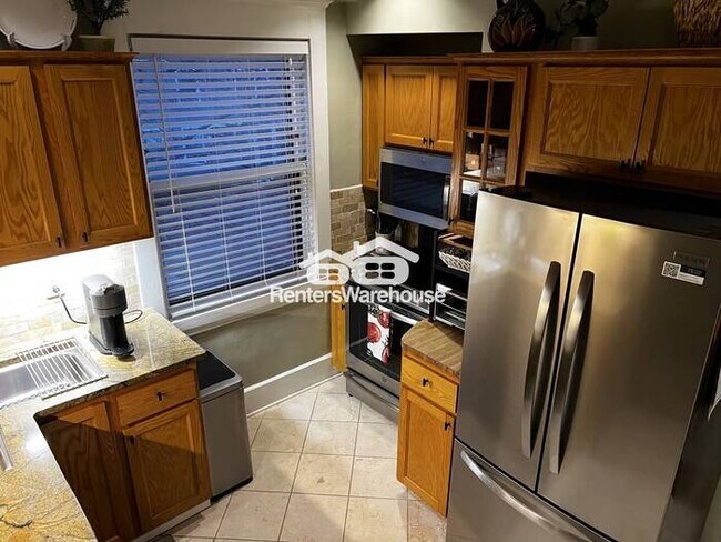 Photo - Available June 1st - 2 Bedroom 1 bath top floor condo in Saint Paul! Unit D
