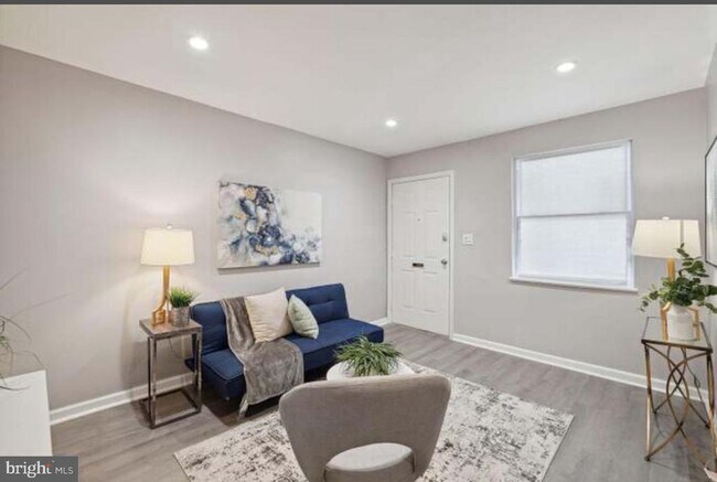 Photo - 1721 Gales Pl NE