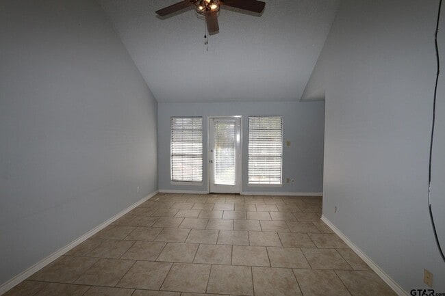 Photo - 963 Creekside Drive