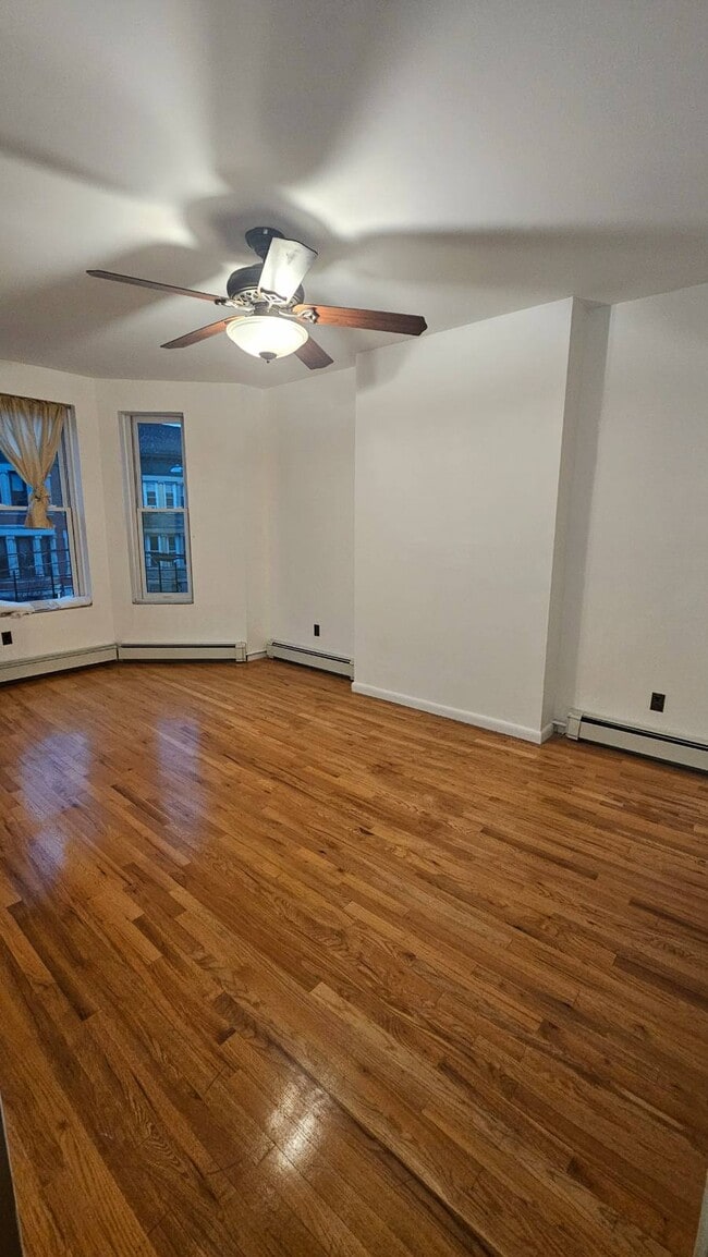 Photo - 749 Kelly St