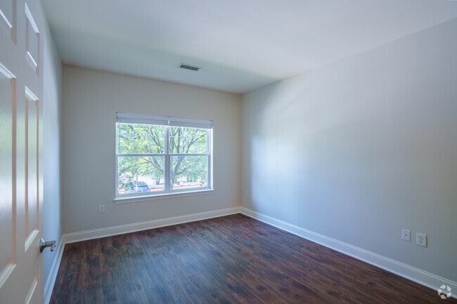 2BR, 2BA - 1043SF - Primary Bedroom
