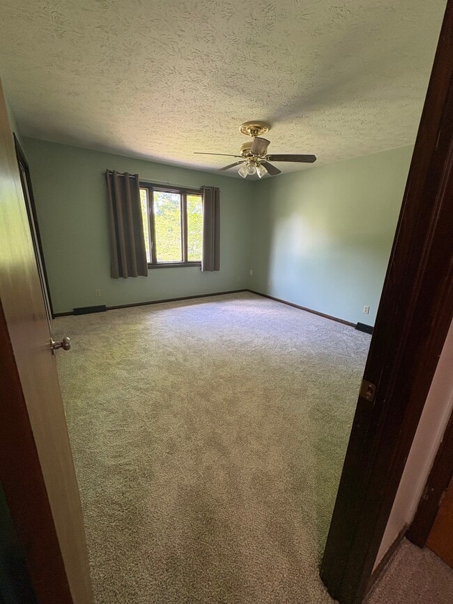 Building Photo - 2410 Hillcrest Dr Unit 2410 Hillcrest Drive