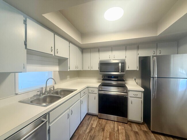 Photo - Centrally Located 2Bed/2Bath Condo for Rent in Sarasota Unit 407