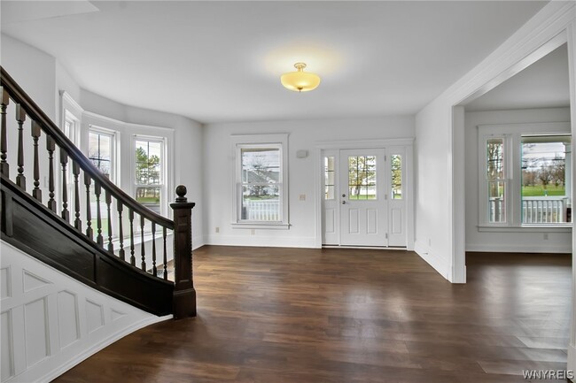 Photo - 5849 Broadway St