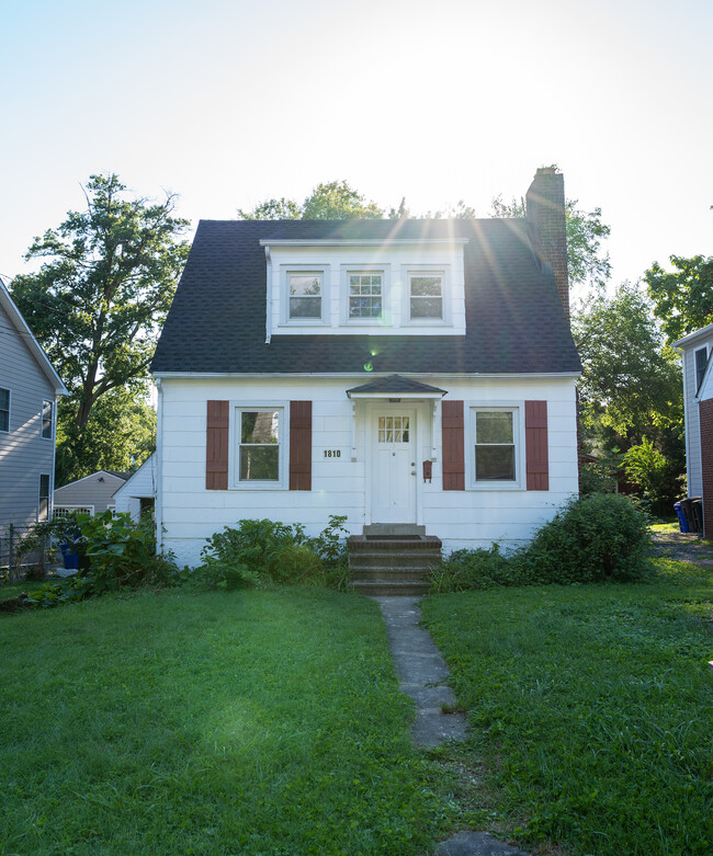 House Front - 1810 N Underwood St Casa