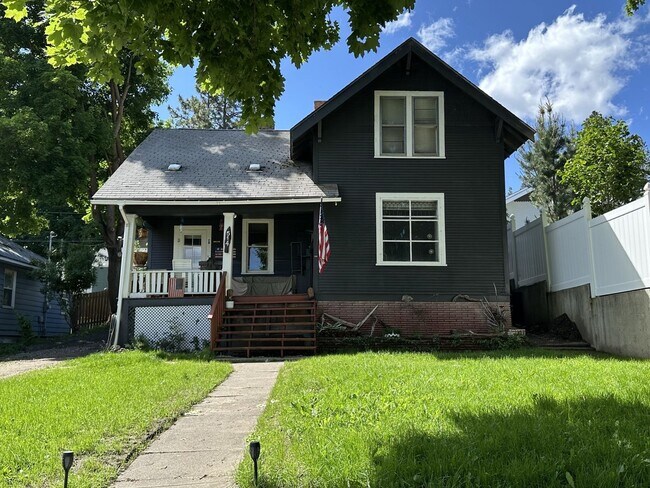 Building Photo - 207 Unit 02