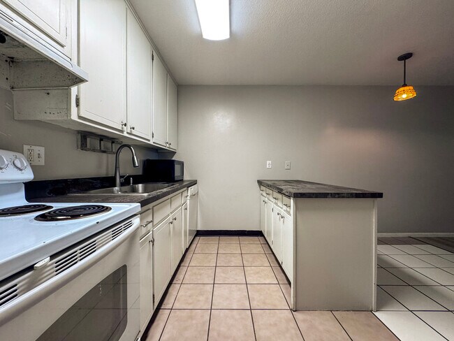 Photo - 1405 E 40th St Unit APT 6F