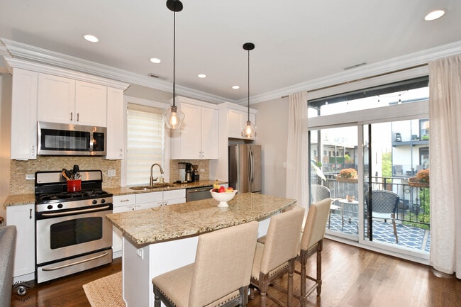 Kitchen - 211 W Saint Paul Ave Unit 3