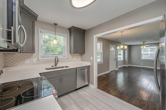 Photo - 1985 Carloss Dr