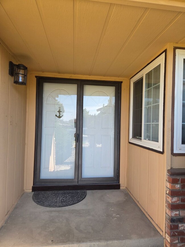 Photo - 606 Tamarack Ln