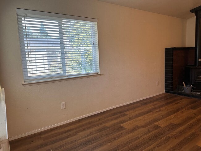 Photo - Charming Redding Home with Fireplace & Vaulted Ceilings