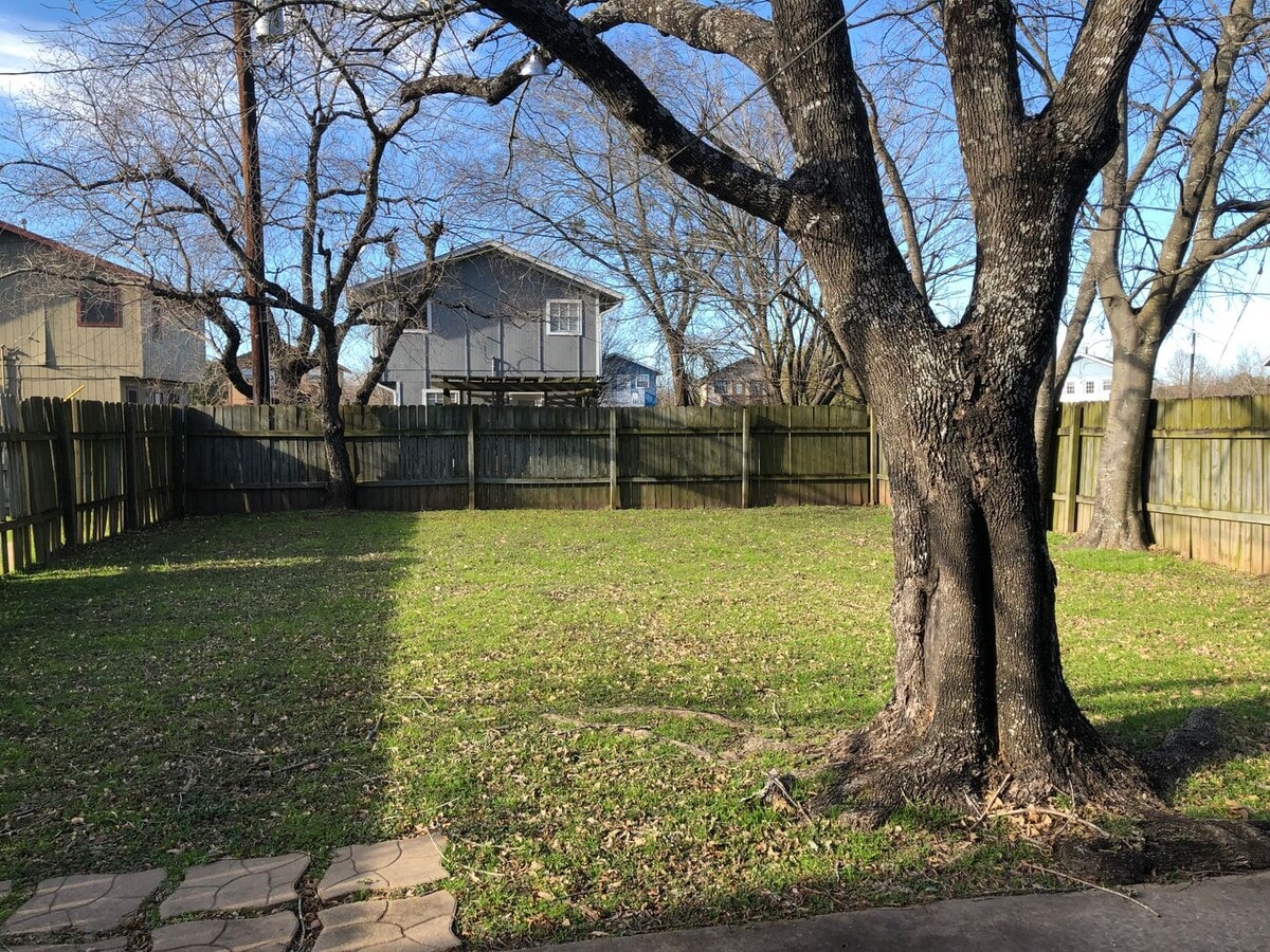 Photo - 3/1.5 House with HUGE backyard!