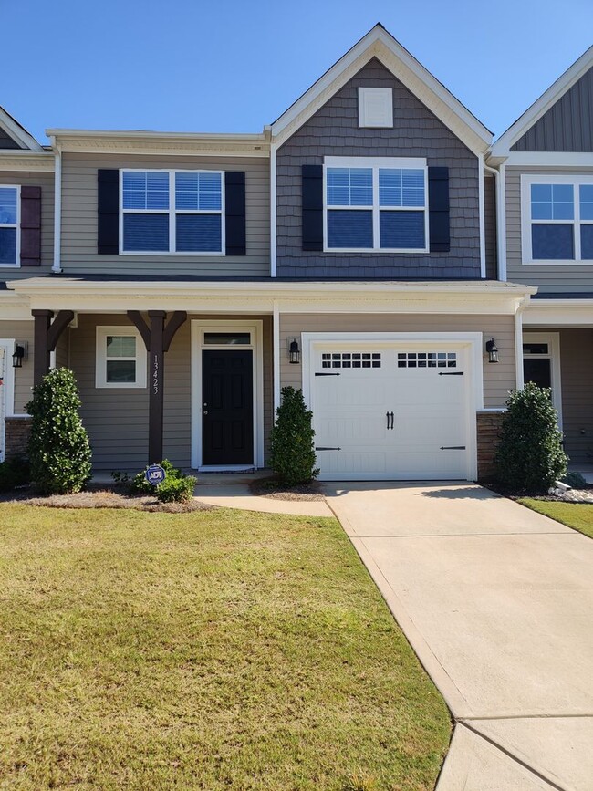 Building Photo - 4 Bedroom, 2.5 Bath Townhome in Savannah Townhomes