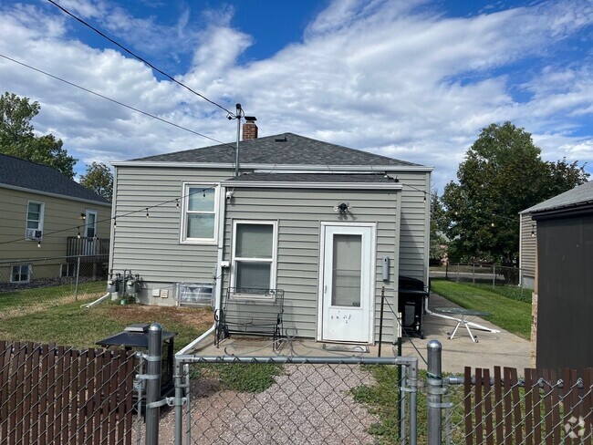 Building Photo - 213 E Monroe St Unit Lower Rental