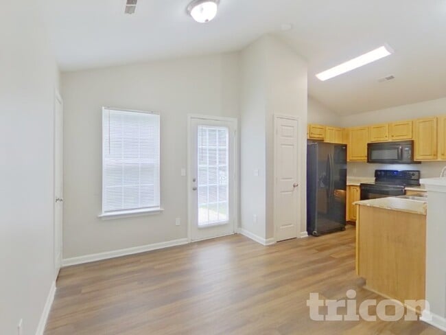 Photo - 842 Lakehill Rd