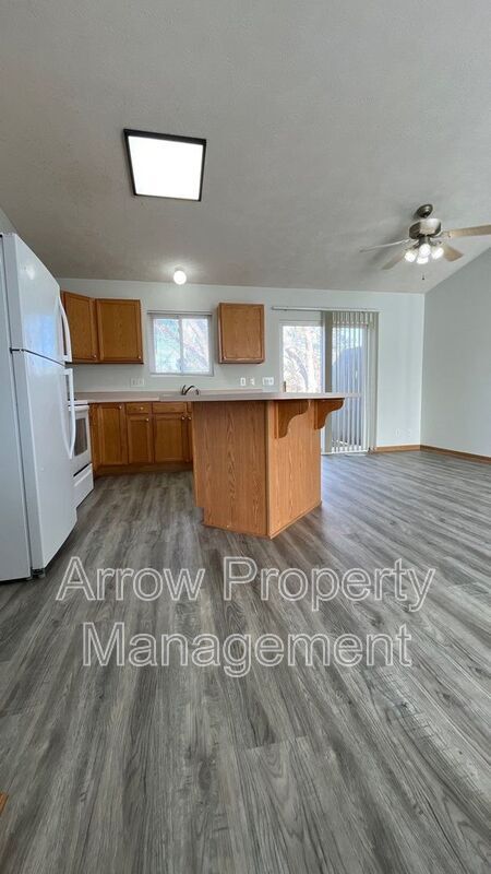 Photo - 338 W Irving St