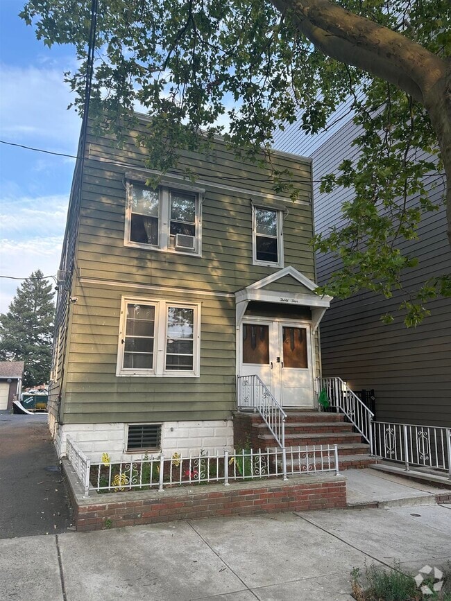 Building Photo - 34 Humphrey Ave Rental