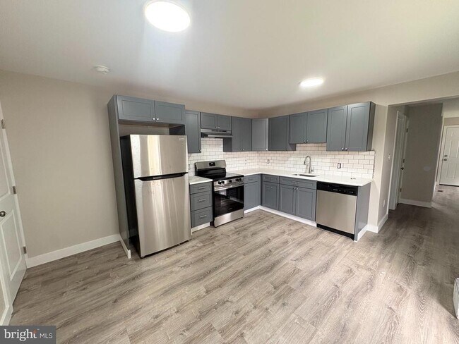 825 W 3rd St