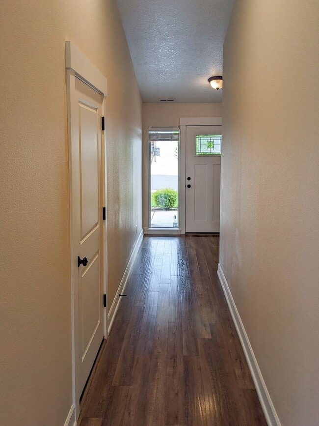 Photo - 565 NE Fern Ave