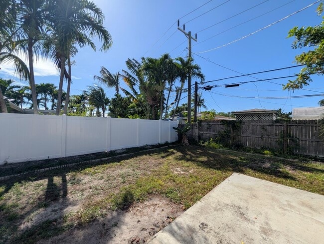 Photo - 621 NE 56th St