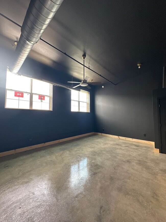 Building Photo - 21 W Broadway Unit Apt 206