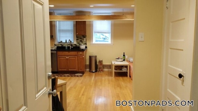 Photo - 156 Magazine St Unit B