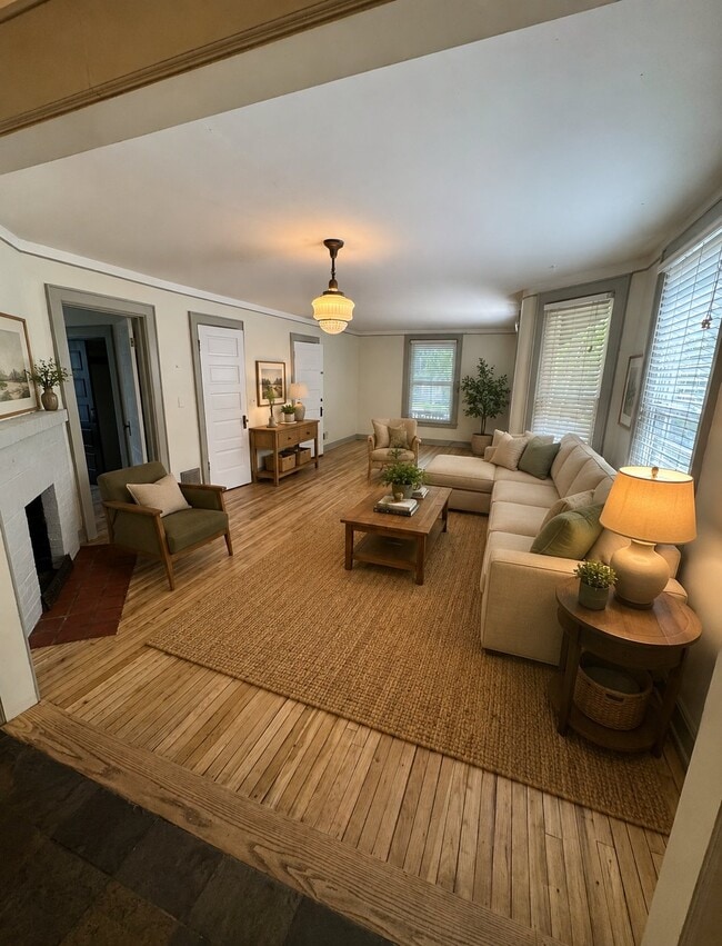 Building Photo - 726 Lake Dr SE Unit Apt B