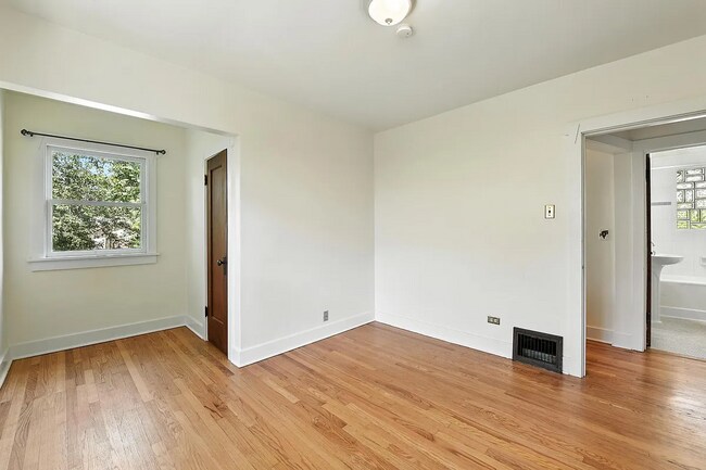 Photo - 449 S High St