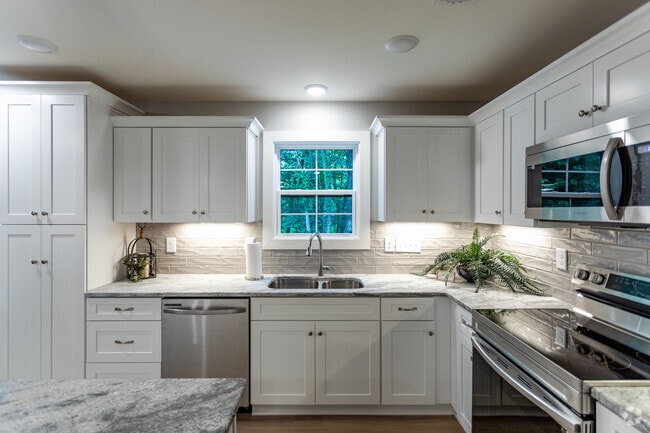 3BR, 2BA - 1400SF