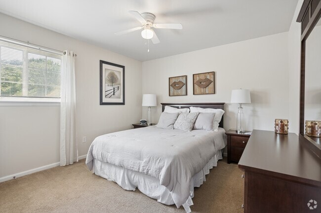 2BR, 1BA - 850SF - Primary Bedroom
