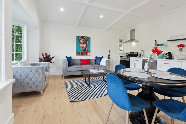 Photo - 2165 Valentine St