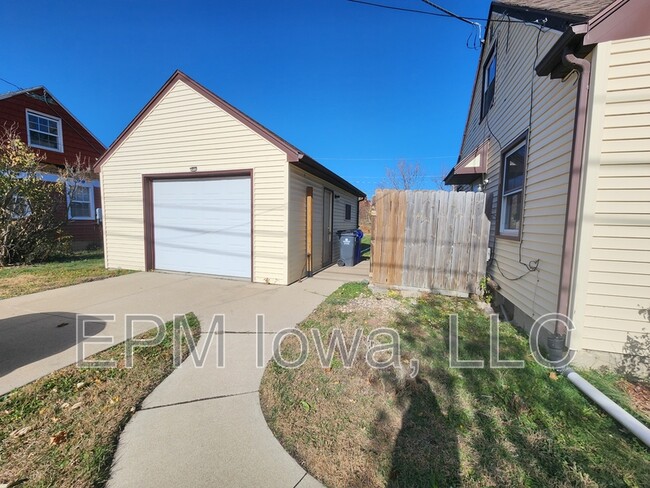 Photo - 1212 35th St NE