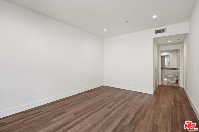 Photo - 1265 Barry Ave Unit ph1