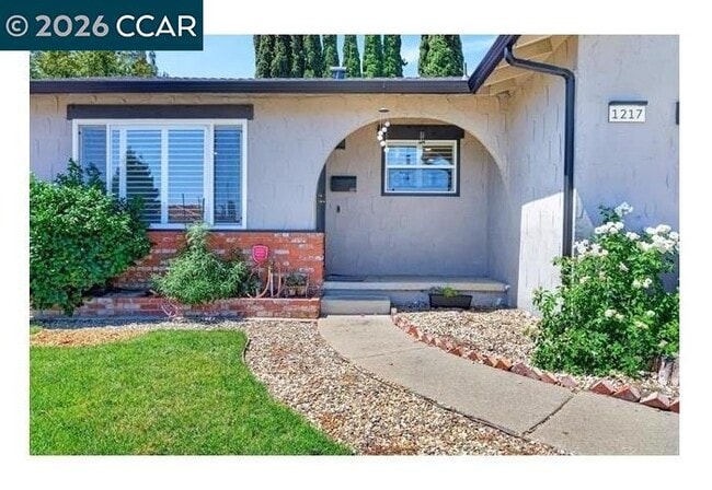Building Photo - 1217 Mission Dr