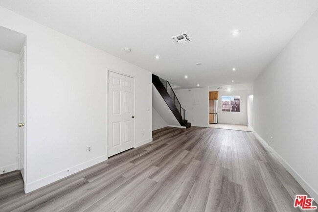 Photo - 6616 Sylmar Ave