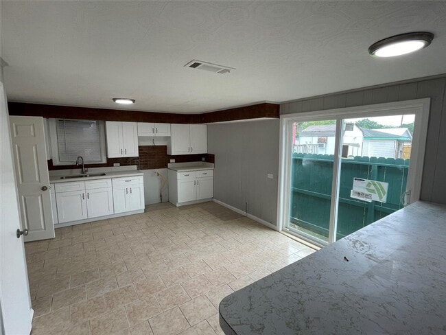 Photo - 918 W 5th St