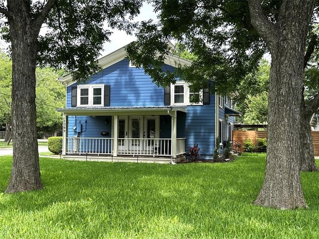 Photo - 1209 Pecan St House