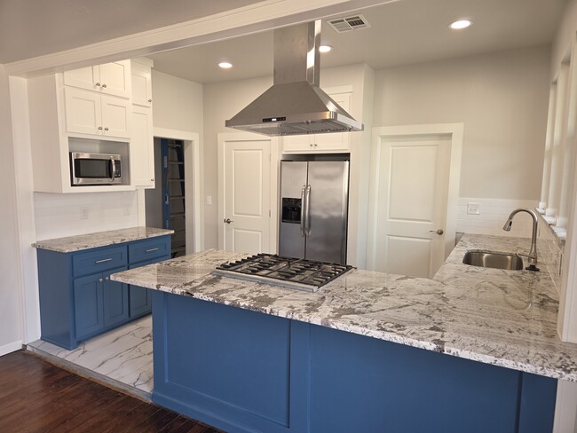 Kitchen - 458 Elm Ave