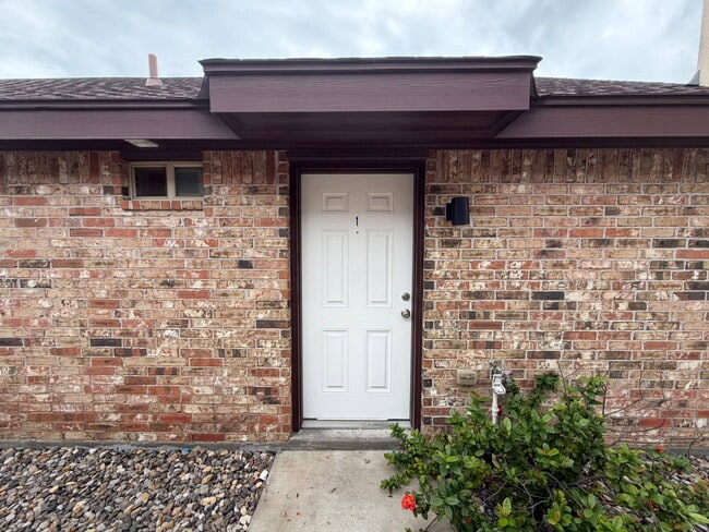 Building Photo - "Spacious Blank Canvas with 2 Full Baths in Edinburg's Heart – Ready for Your Vision!"
