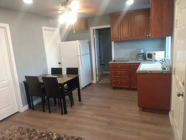 Photo - 3471 Glendower St