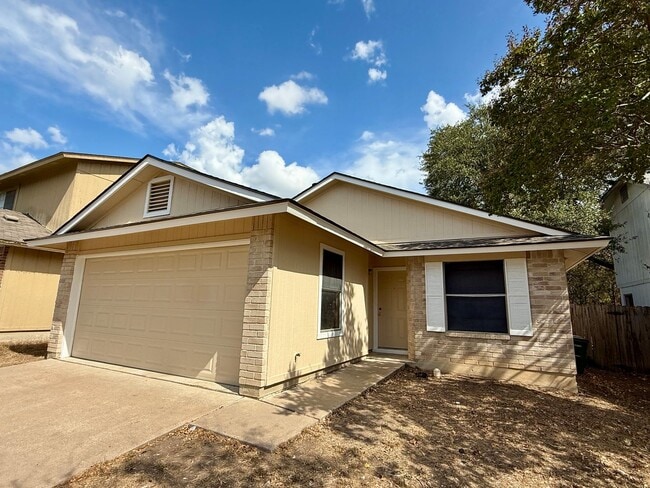 Building Photo - QUIET LOCATION - YARD BACKS TO GREENBELT