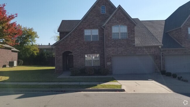 Building Photo - 4 bed 2.5 bath townhome with 2 car garage