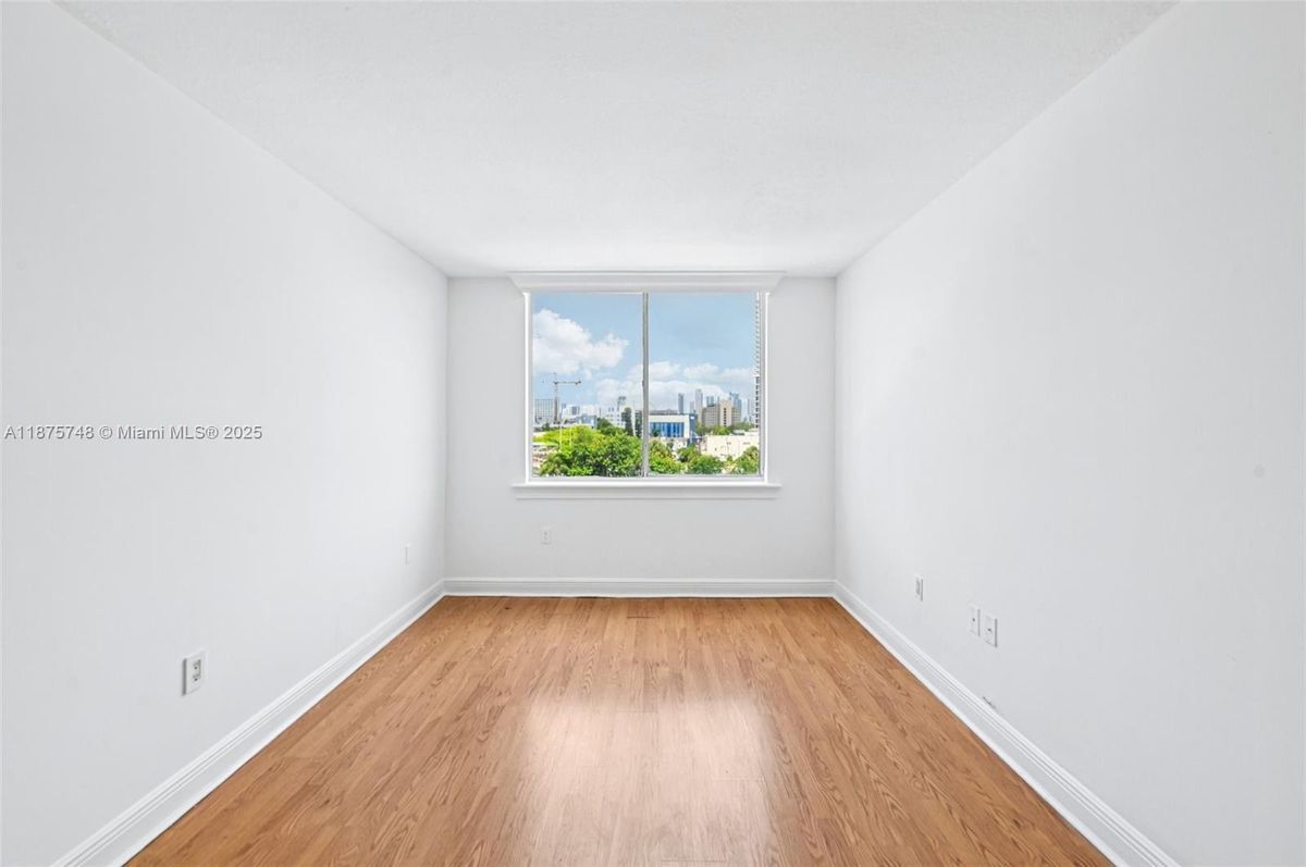 Photo - 1740 NW N River Dr