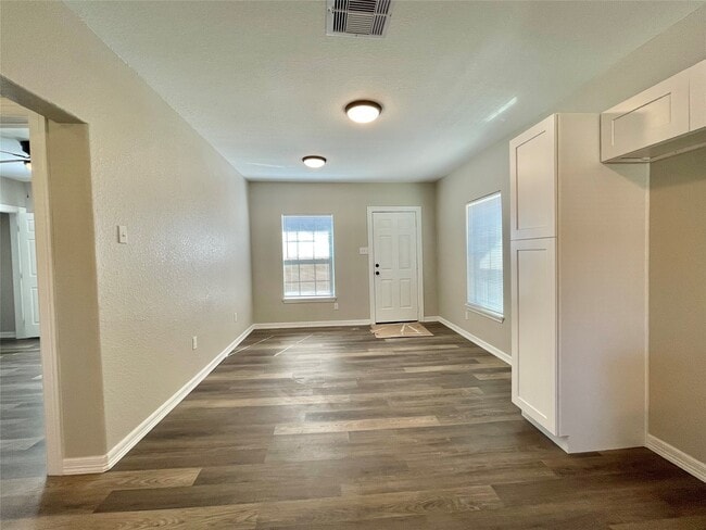 Photo - 305 N Avenue A