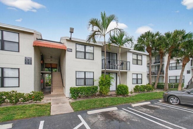 Photo - 744 Executive Center Dr Unidad 11