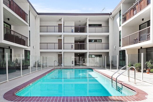 Pool - 911 N Kings Rd Unidad 111 Rental