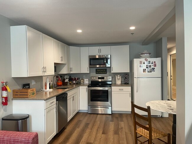 Building Photo - 403 E 4th St Unit 403C